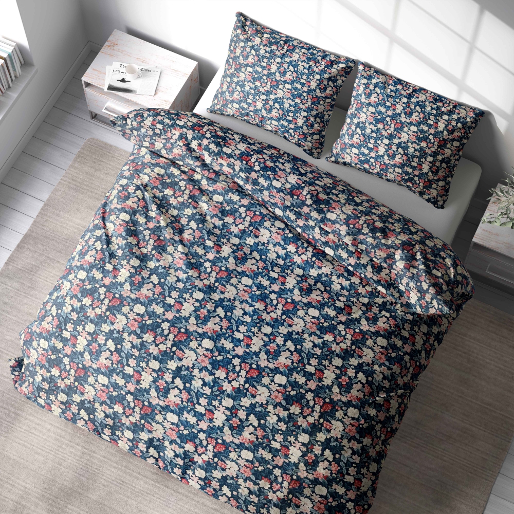 Satiinist voodipesu komplekt "Bouquet". Satiinist voodipesu, 140x200 cm, 150x200 cm, 160x200 cm, 180x200 cm, 200x200 cm, 200x220 cm. Stiilne tumesinine voodipesu, mida kaunistavad helesiniste, roosade ja punaste toonidega õrnad lillemustrid.