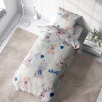 Satiinist voodipesu komplekt "Hare". Satiinist voodipesu, 140x200 cm. Mänguline laste voodipesu komplekt, mis on heledas toonis ja mille taustaks on tujukad hallid ja helepruunid jänesed, ideaalne mõnusaks ja hubaseks toaks.