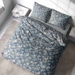 Satiinist voodipesu komplekt "Meadow". Satiinist voodipesu, 140x200 cm, 200x200 cm, 200x220 cm. Tagasihoidlik hallikas-sinine voodipesu, millel on helepruunid lillemotiivid, mis annavad rafineeritud puudutuse.