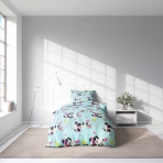 Laste voodipesu komplekt "Panda Blue". Laste voodipesu, 140x200 cm. Mänguline helesinine voodipesu, mida kaunistavad rulluisutavate pandade, roosade tähtede ja kollaste välkudega.