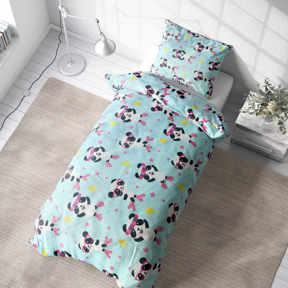 Laste voodipesu komplekt "Panda Blue". Laste voodipesu, 140x200 cm. Võluv helesinine voodipesu, millel on rulluisutavad pandad, roosad tähed ja kollased välgud.