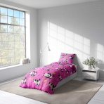 Laste voodipesu komplekt "Panda Pink". Laste voodipesu, 140x200 cm. Imearmas heleroosa voodipesu, millel on pandad rulluiskudel, roosad tähed ja kollased välgud.