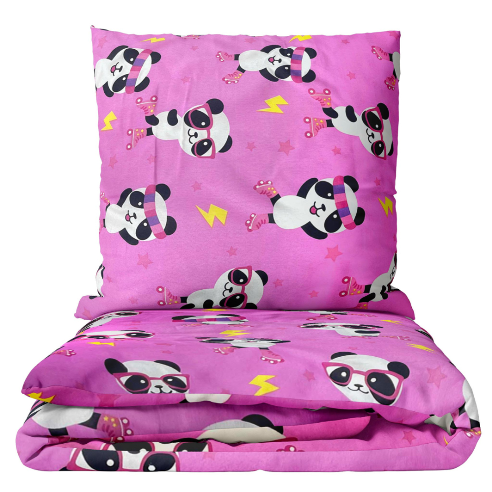 Laste voodipesu komplekt "Panda Pink". Laste voodipesu, 140x200 cm. Pentsik heleroosa voodipesu, millel on pandad rulluiskudel, roosad tähed ja kollased välgud.